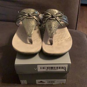 Newer excellent condition pewter Vionic size 9.5 sandals